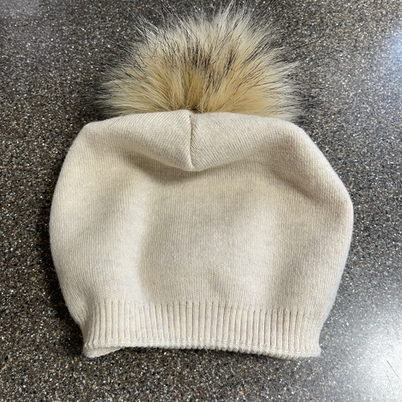 Gorgeous hat with faux fur pompom - Picture 1 of 3